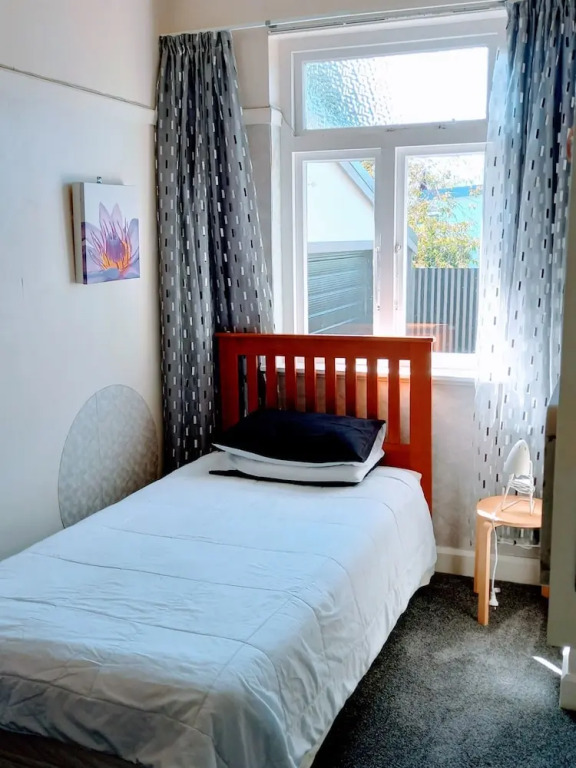 Spacious Bungalow Rental in Palmerston North - Ideal for Groups