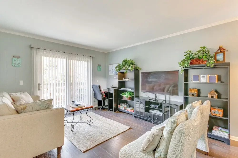 < 1 Mi to Coligny Beach Park: Condo w/ Tennis!