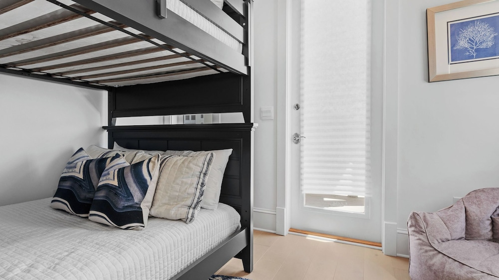 Sleeps 20 2 Homes, 9bdr, Arcade Walk to Blue Mountain Beach Access & Eats