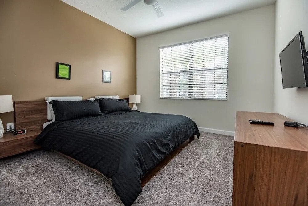 6 Bedrooms / 5 Bathrooms / Solterra (5220 OA), Davenport, US