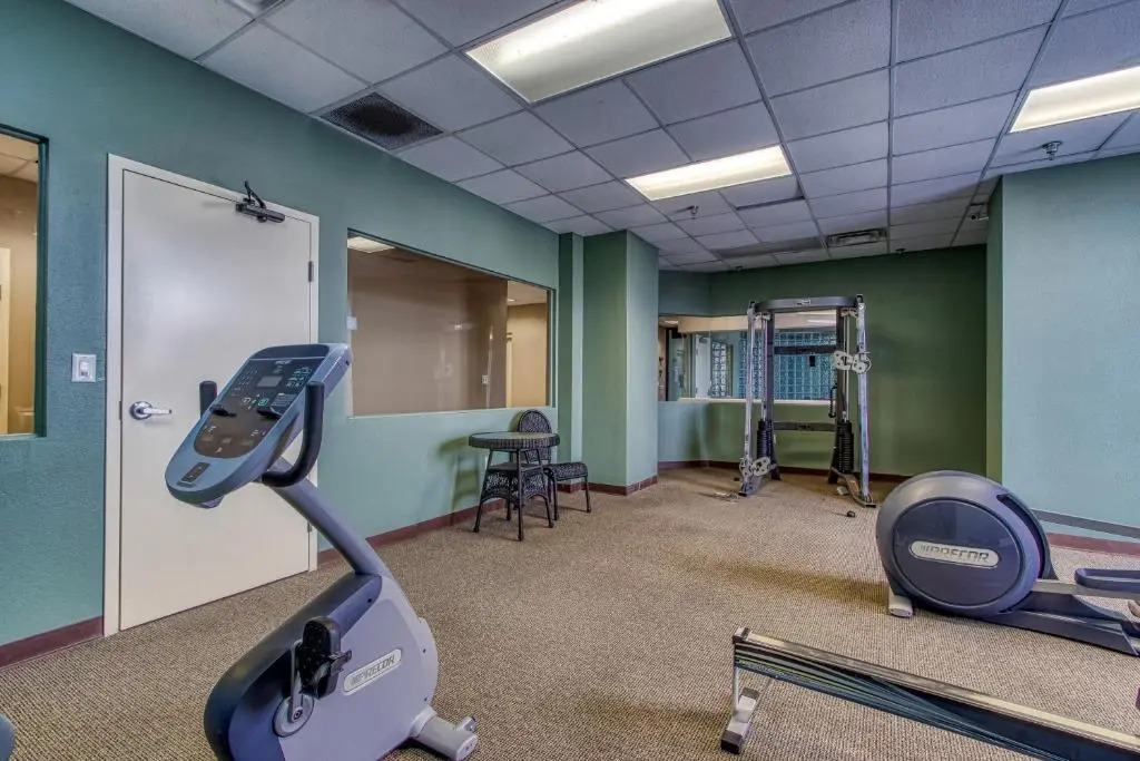 Gorgeous 2BD 2BTH Condo with Mountain Views Pool Hot Tub Game Room Close to Parkway