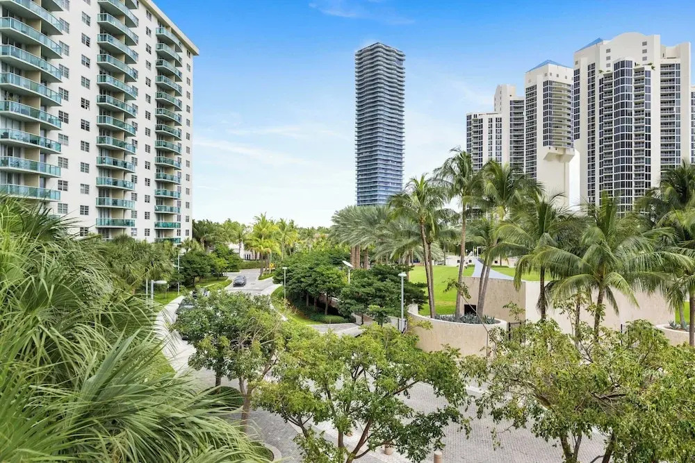 Condo Close to the Beach Pool, Gym, Tennis 2BR 6 Guests