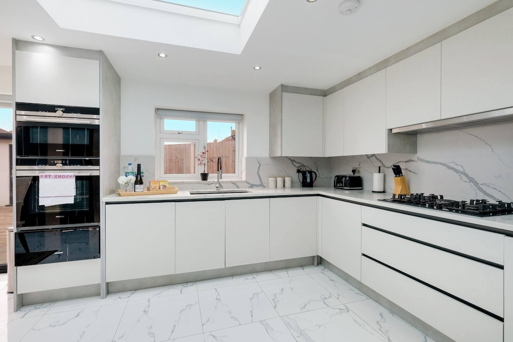 Stunning 5 Bedroom, 3 Bathroom Home in Windsor
