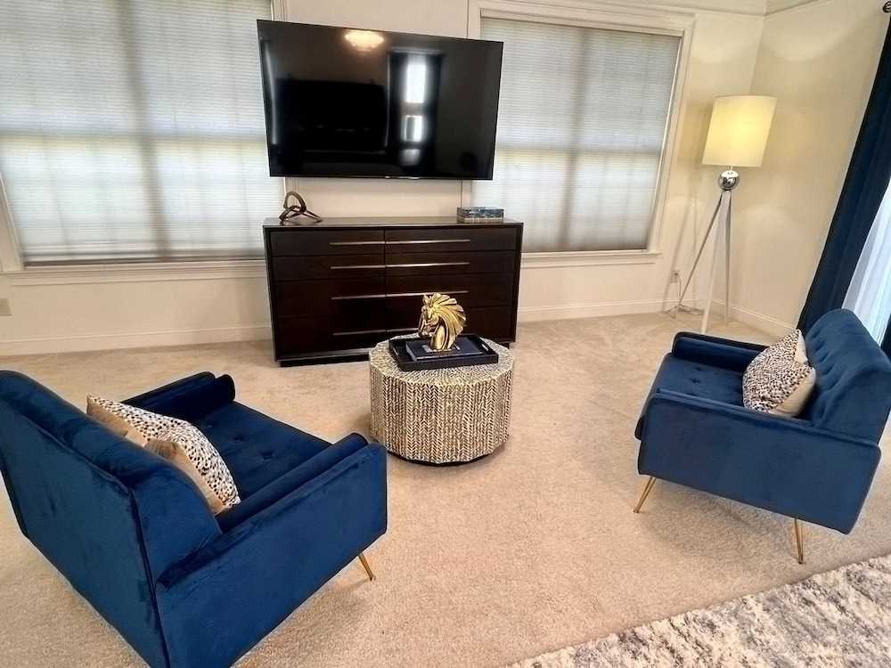 Luxe Gated Fenced Buckhead 6BD 8 5bth Sleeps 12
