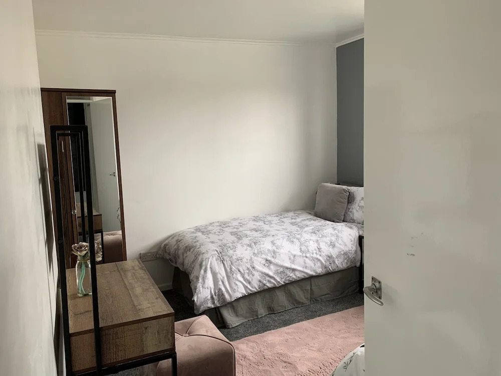 House - Sleeps 5 parking & private garden