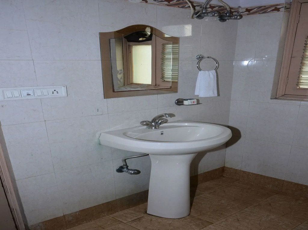 FabHotel Rajlaxmi Palace - Ashok Vihar Metro Station