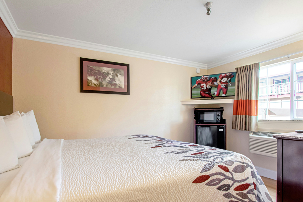 Red Roof Inn & Suites Monterey