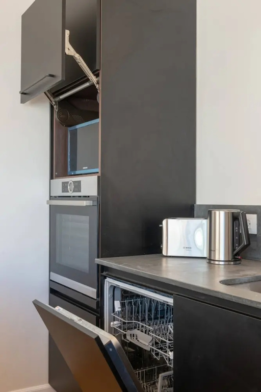 New Decoreted 2 Bed Penthouse With Cool Balcony