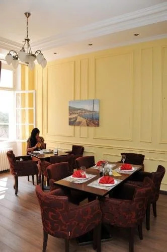 Le Petit Chateau