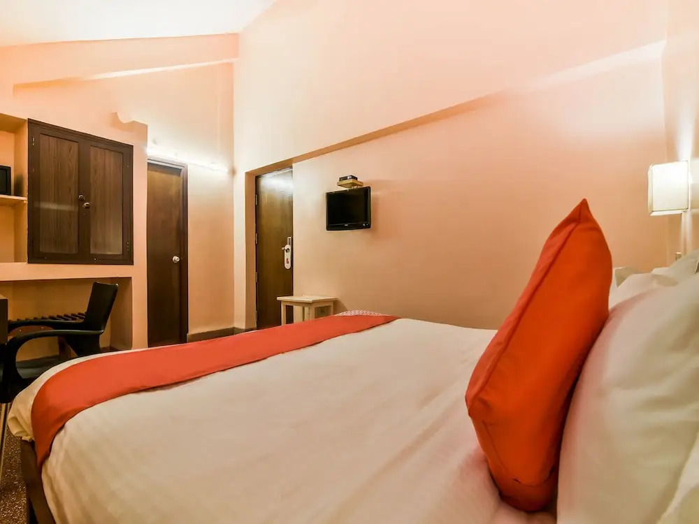 OYO 807 Hotel Gopika International
