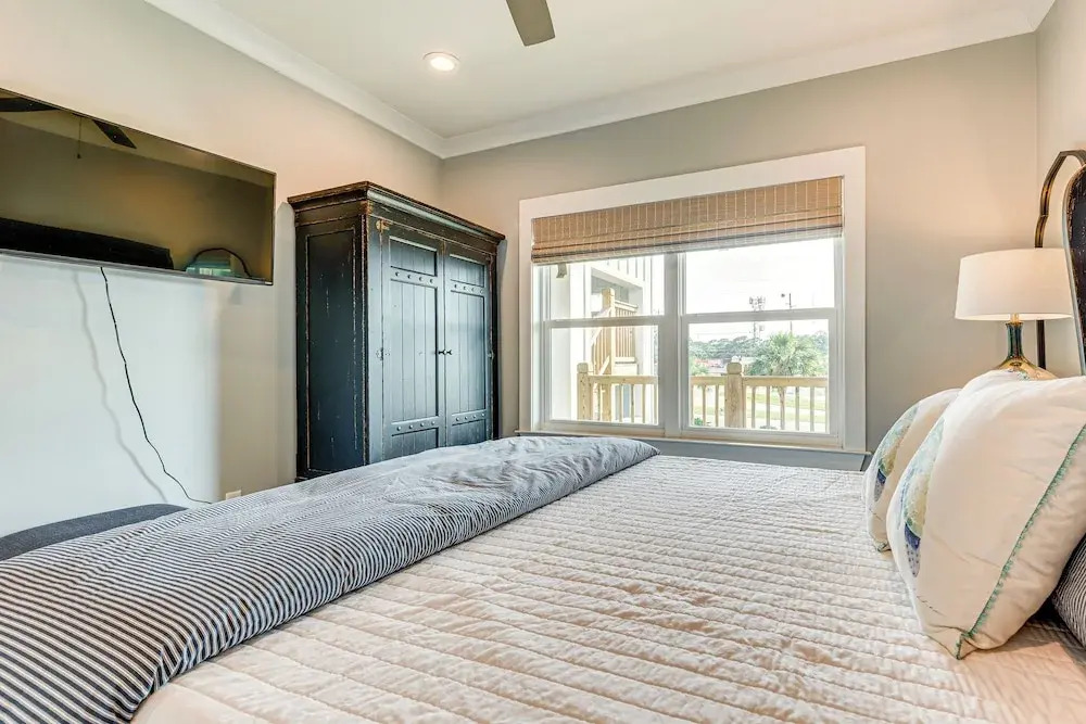 Waterfront Oasis in Dauphin Island - Shared Perks!