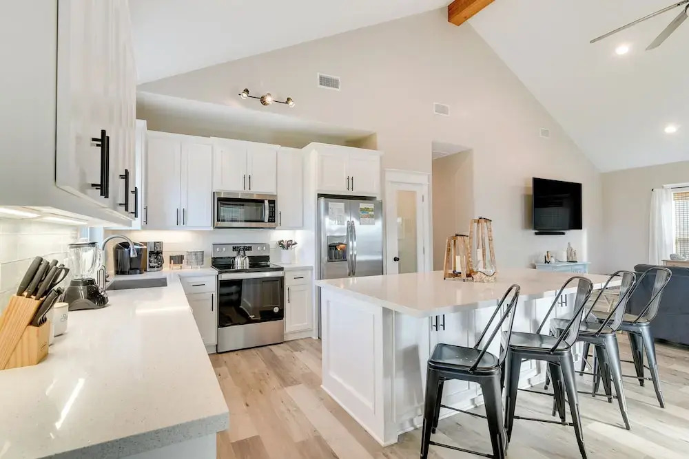 Galveston Home w/ Pool Access, Walk to Beaches!