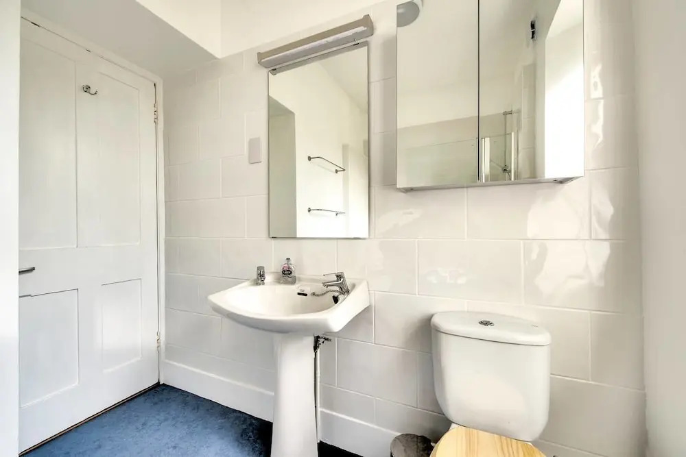 Colourful West-end Apartment - 2 Double Bedrooms 4 Guests!