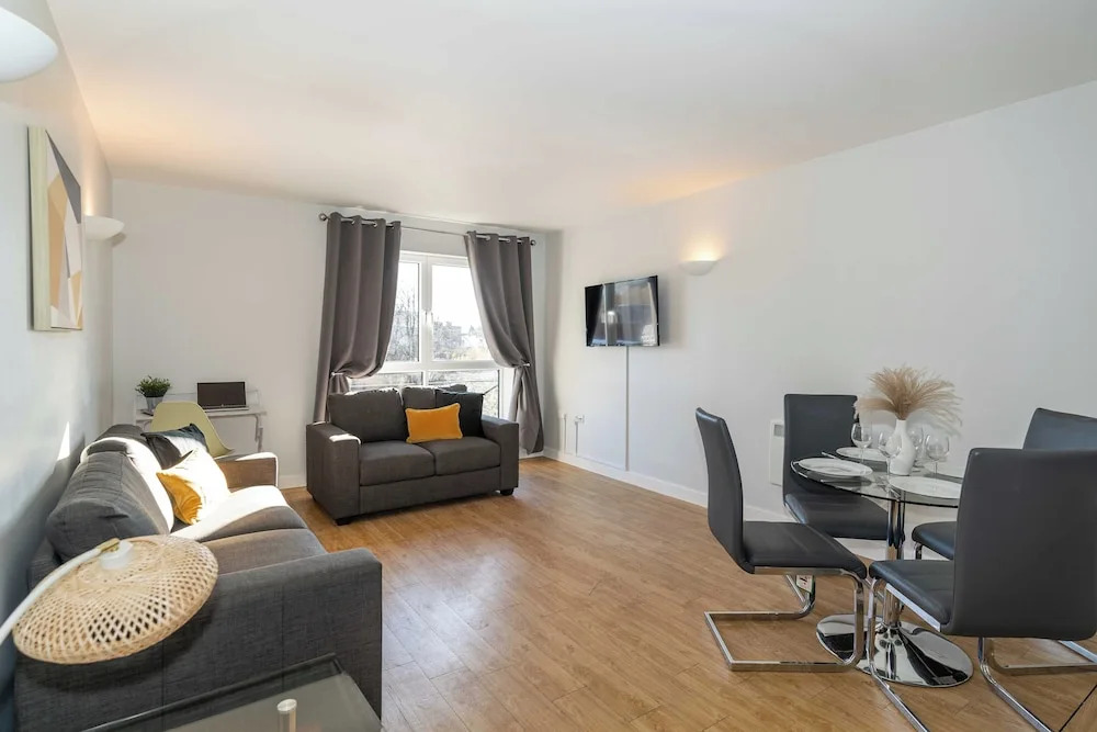 Cotels Centro Budget Busting Apartments! CENTRAL LOCATION, PARKING, FIBRE WIFI, SMART TV, FULLY EQUIPPED KITCHEN
