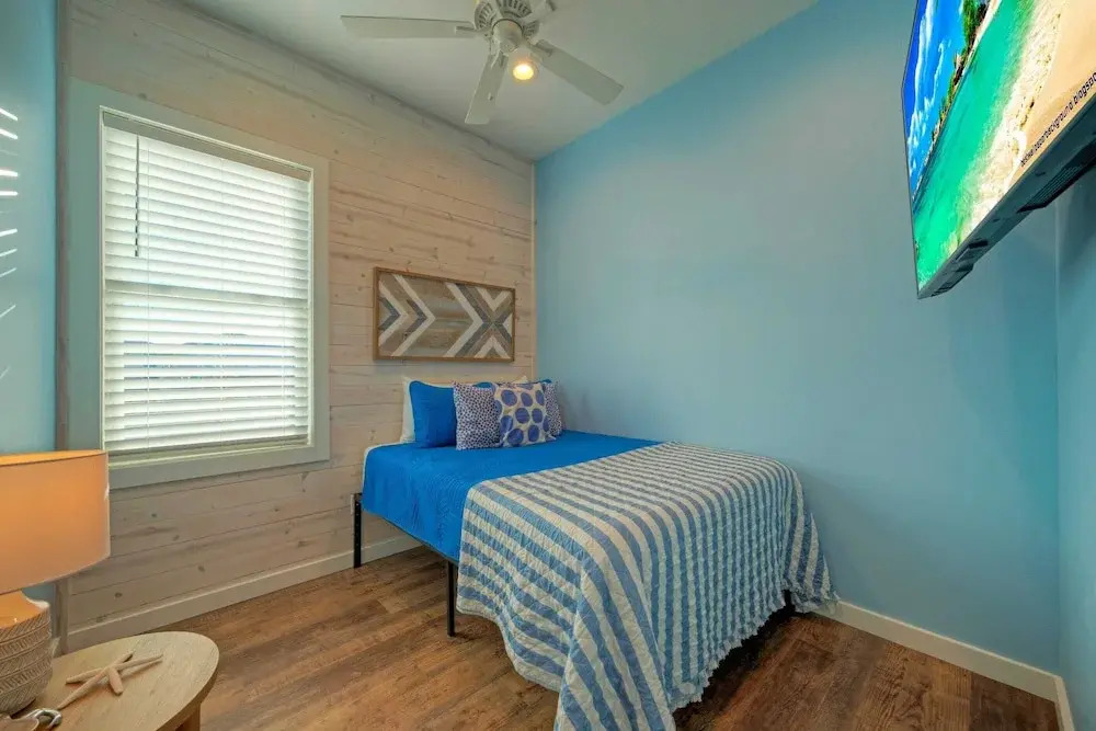 Sleeps 20 2 Homes w/ Beach Boardwalk Access, Water Canal Views, & Priv Pools