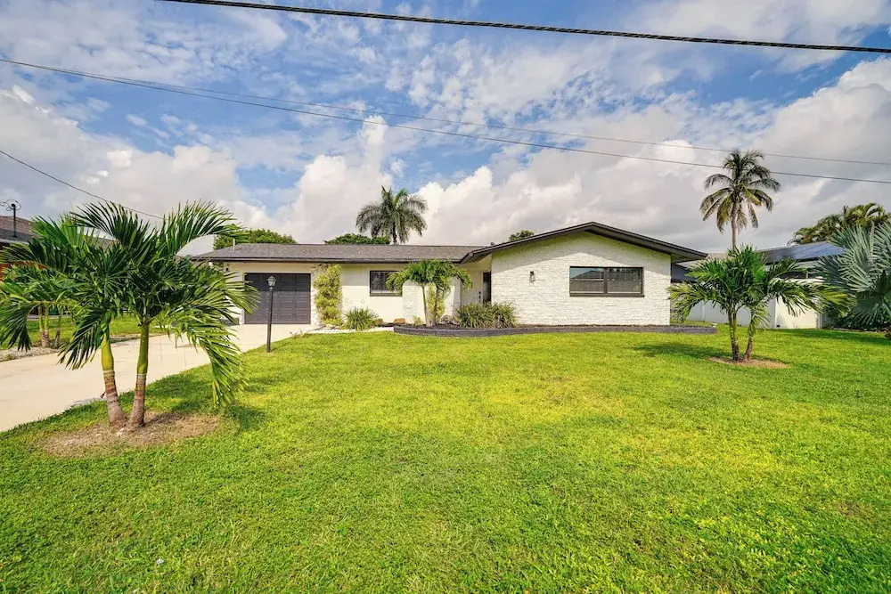 3 Mi to Yacht Club Beach: Family Escape w/ Dock!
