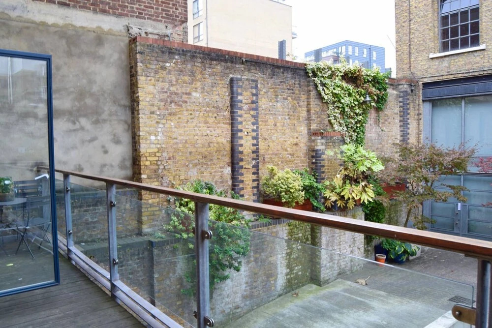 Bright and Colourful Flat With Balcony Near Regents Canal