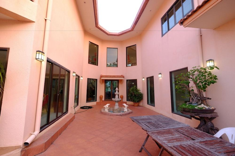 Mukdahan Manor B&B