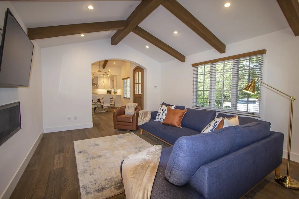 Beautifully Remodled 3/3 Walk To Shops, Restaurants, Close To World Class Golf