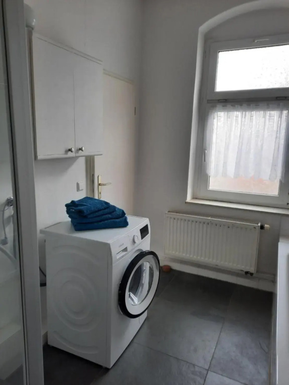 Kunstoase am blauen Haus