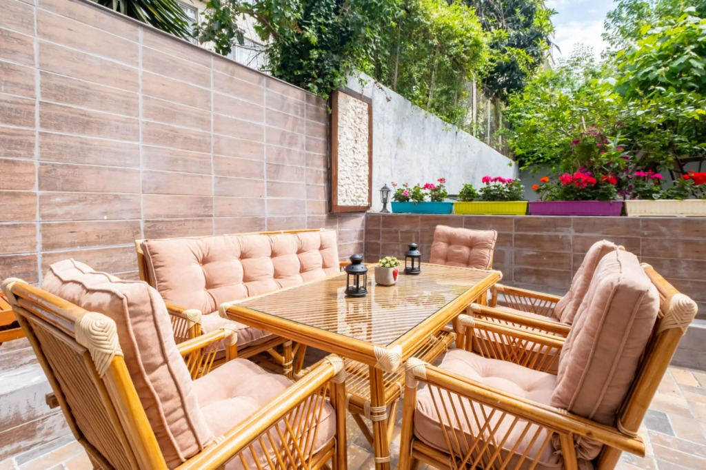 Flat with Garden Close to Coast in Uskudar