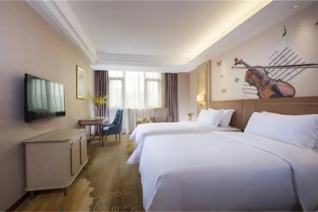 Vienna Hotel (Shenzhen Buji Metro Station)