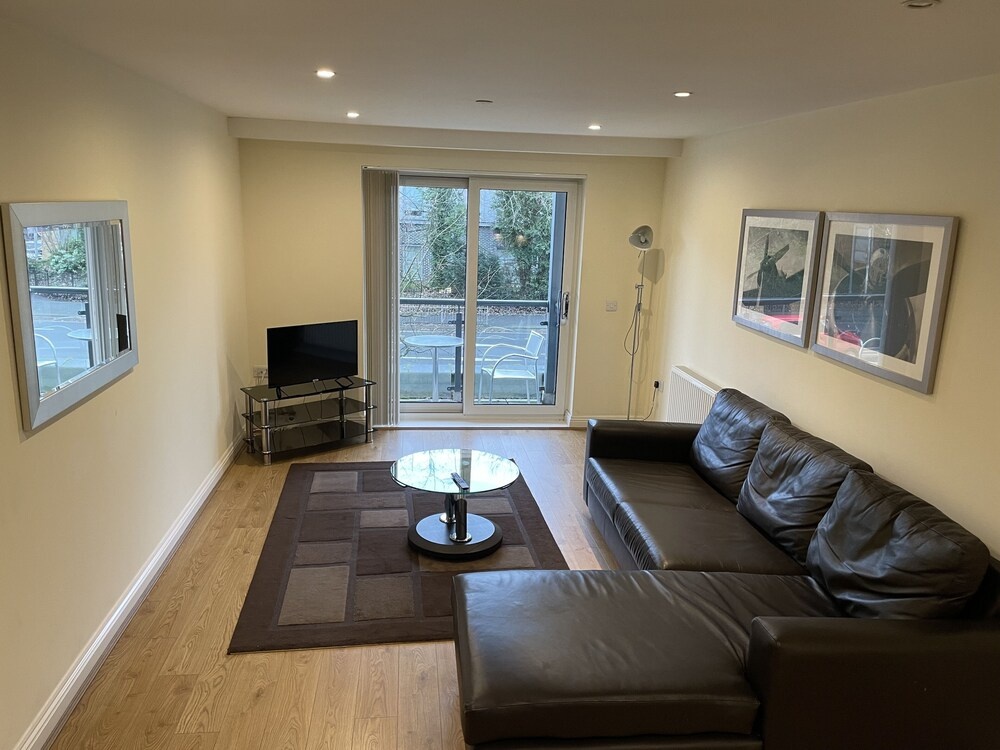 Continental Apartments -2-bed Farnborough Train St