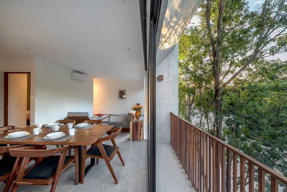 2 Br. Apt W/amazing Natural Lighting&location