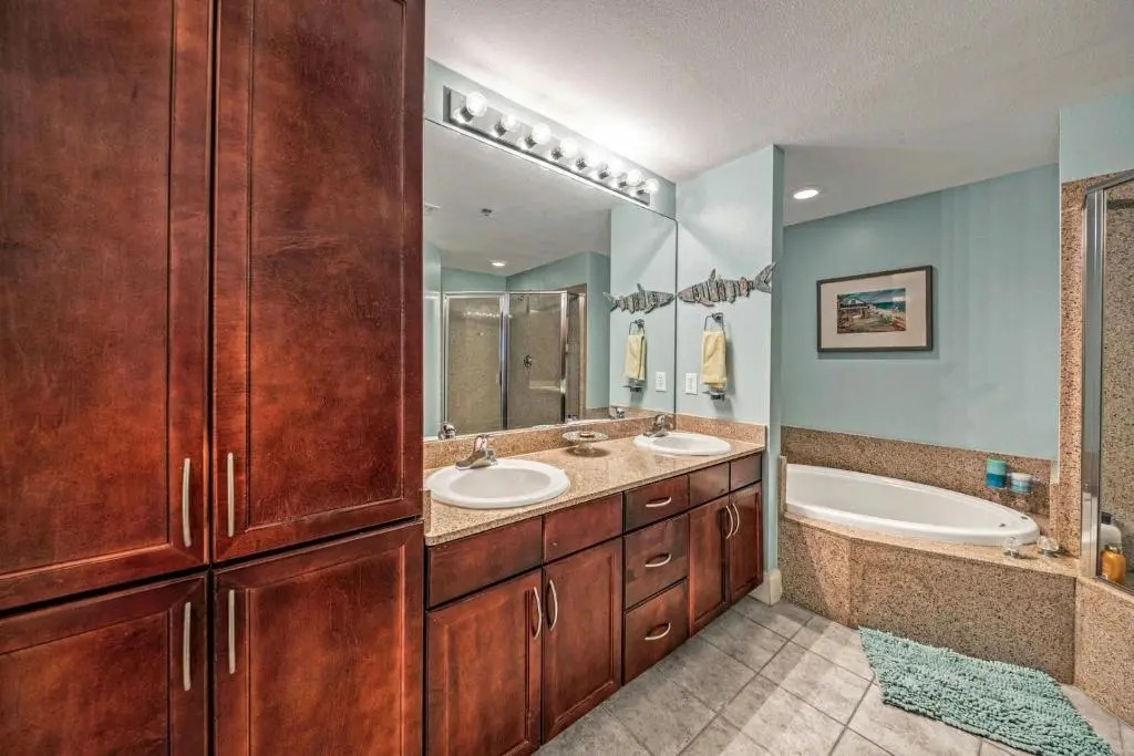 On the 3-d Floor, Laketown 324 - Large 2 BD , Great Views and Amenities
