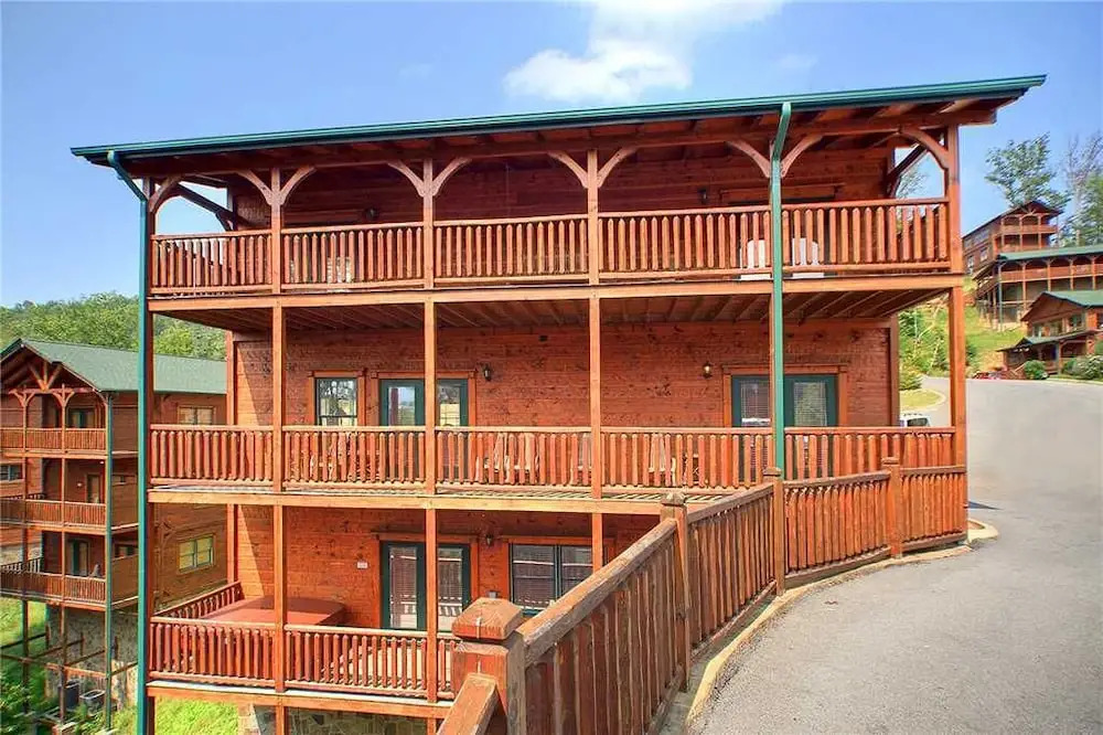 The Great Escape II 5 Bedroom Mountain View Home with Hot Tub