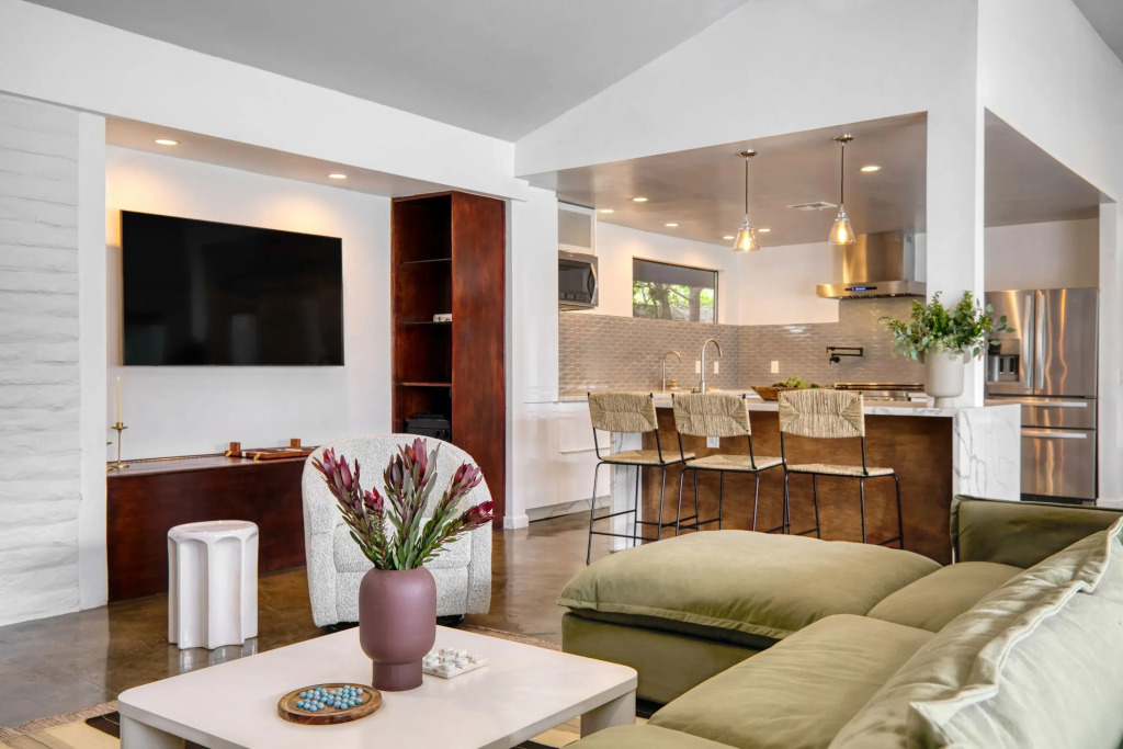 2 Modern Villas On the Golf Course Putting Green, Pool, Hot Tub Sleeps 22