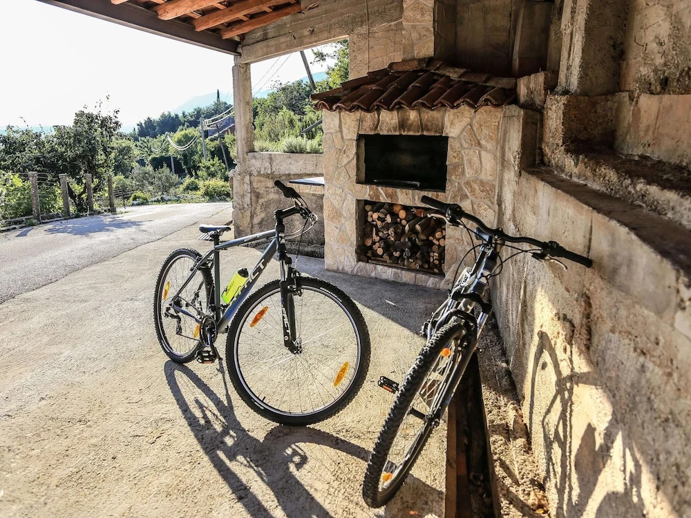 Spacious Apartment, Private Terrace in the Countryside, Wi-fi and Parking