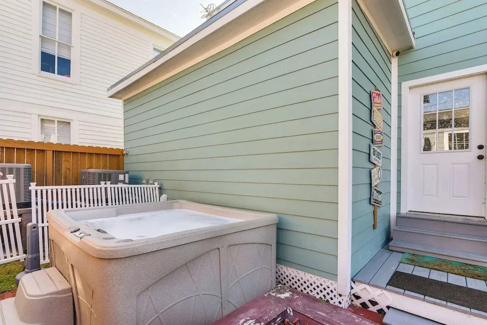 Jimmy Buffet Home w/ Hot Tub & Yard in Galveston!