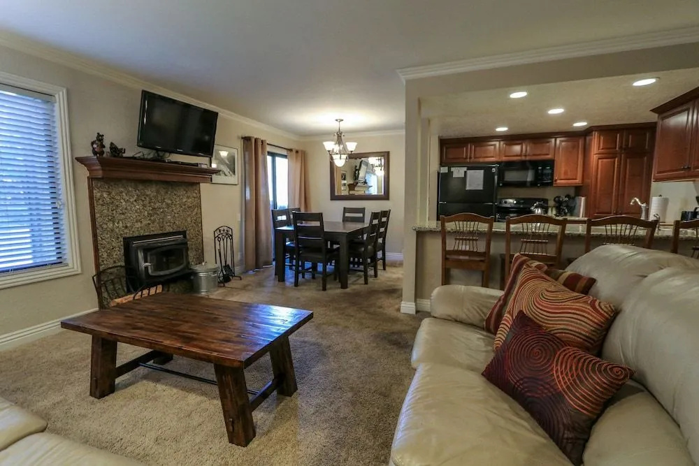 Horizons 4 165 Updated Condo, Walk to Town, On Shuttle Route to Lodges by RedAwning