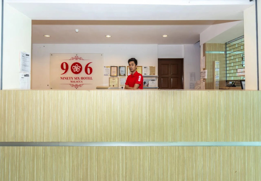 906 Hotel Airport