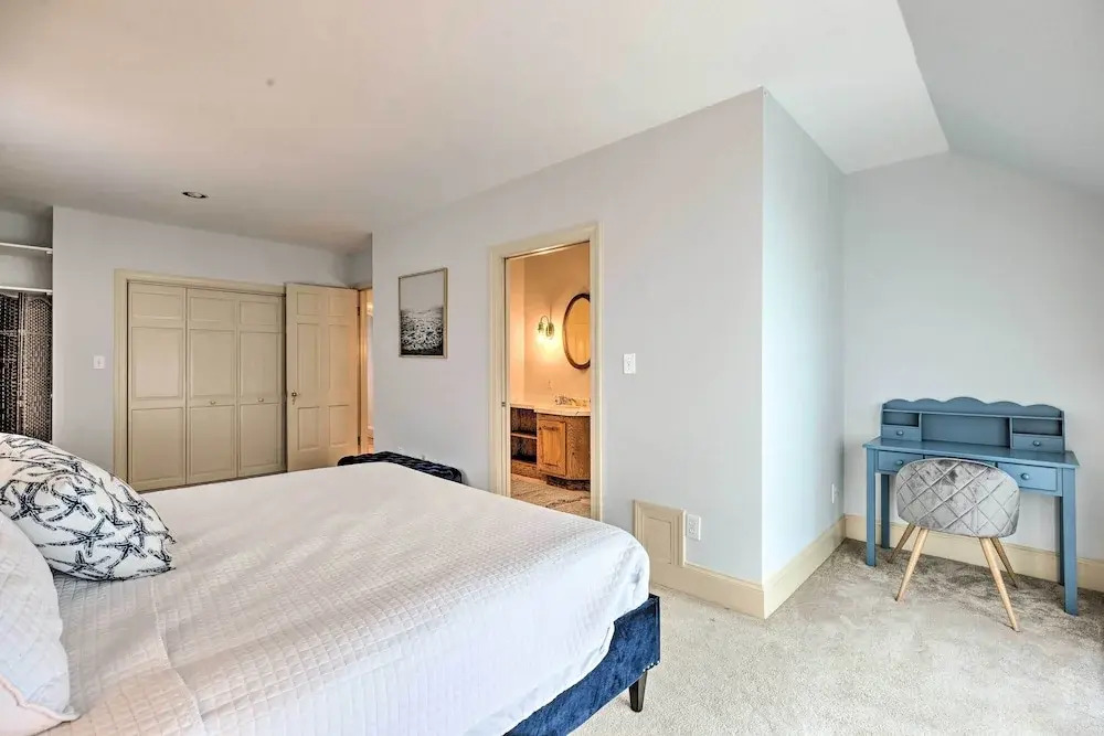 Hot Tub + Private Beach: Waterfront Urbanna Escape