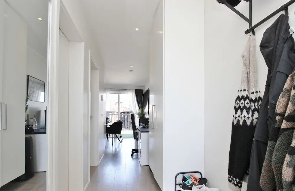 New Downtown Apartment With Free Parking