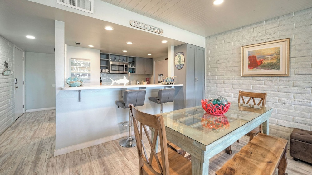 Pour Me a Vacation Mins to Beach, Community Pool+tennis Court, Private Balcony