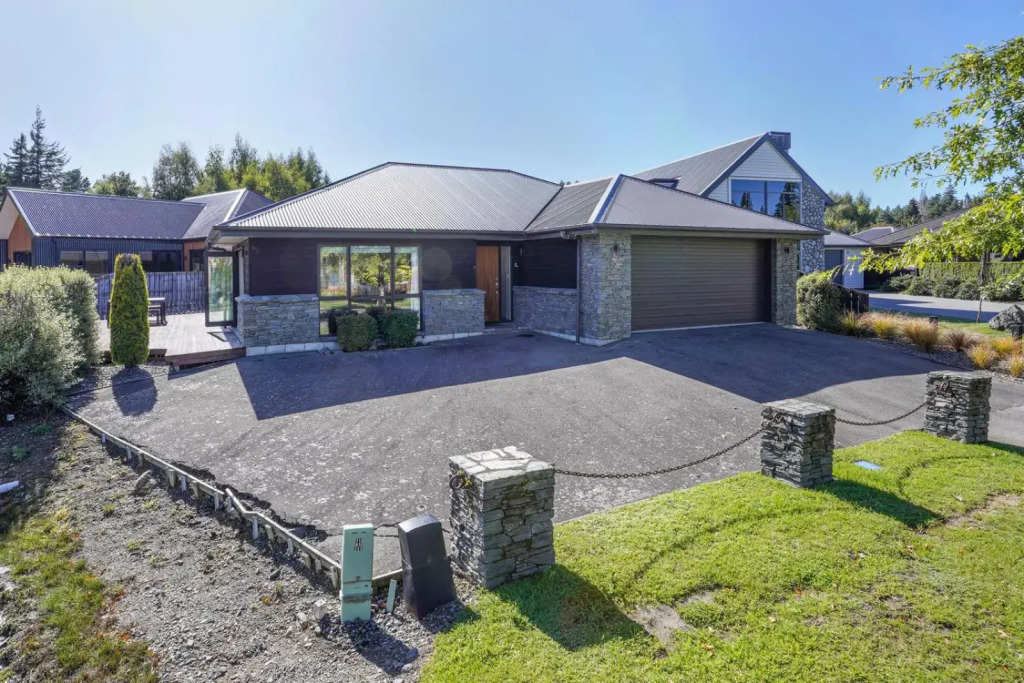 16 Rutherford Crescent