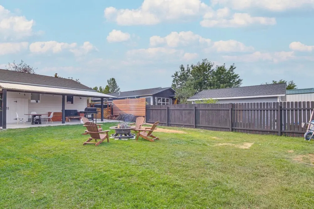Sauna, Gas Grill & More! Belgrade Duplex