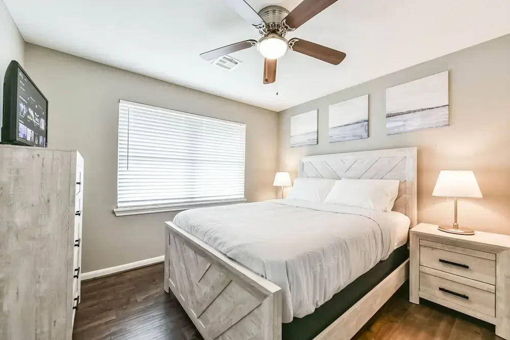 West End in SW Houston, Sleeps 10, Work-cation, King Bd, Pet, High Speed Wifi