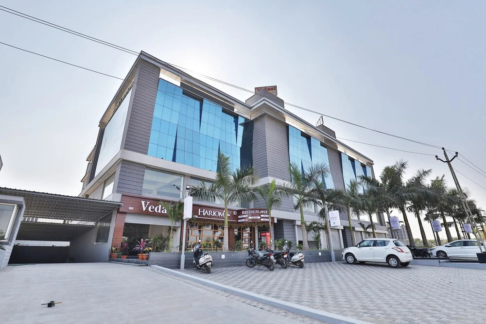 OYO 11399 Hotel Landmark