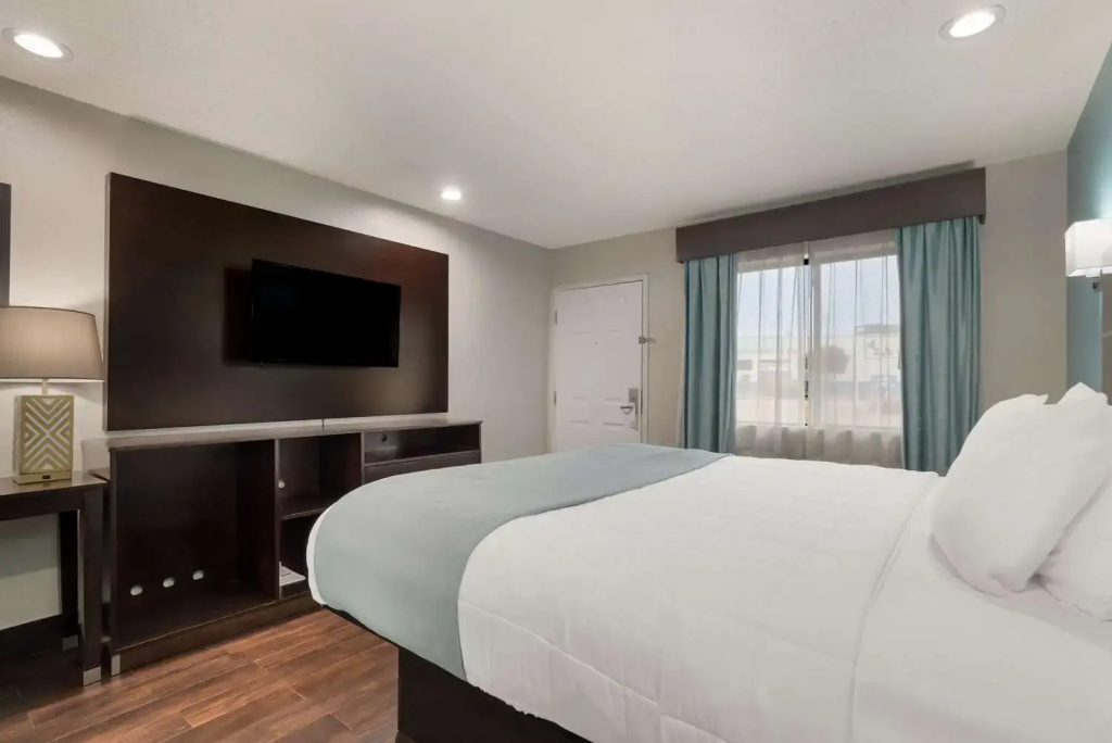 Spanish Trails Inn - Laredo Hotel