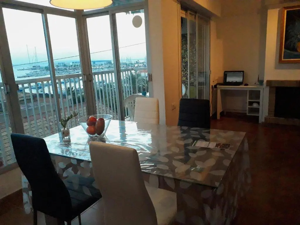 2 bedroom's flat on the beach, City center, 1 line
