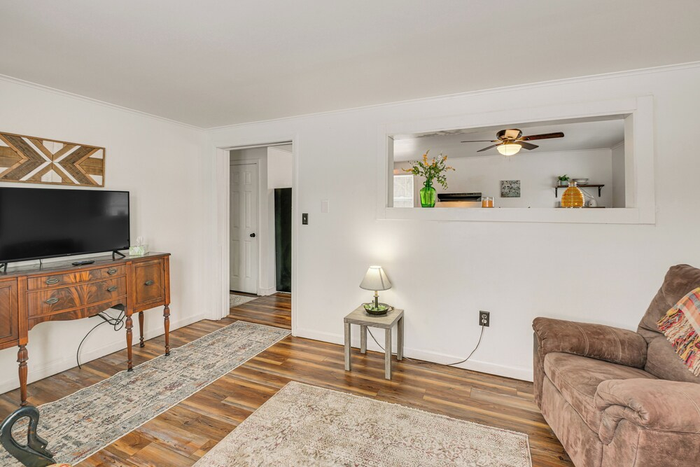 Walk to Restaurants & Markets: Machias Home!