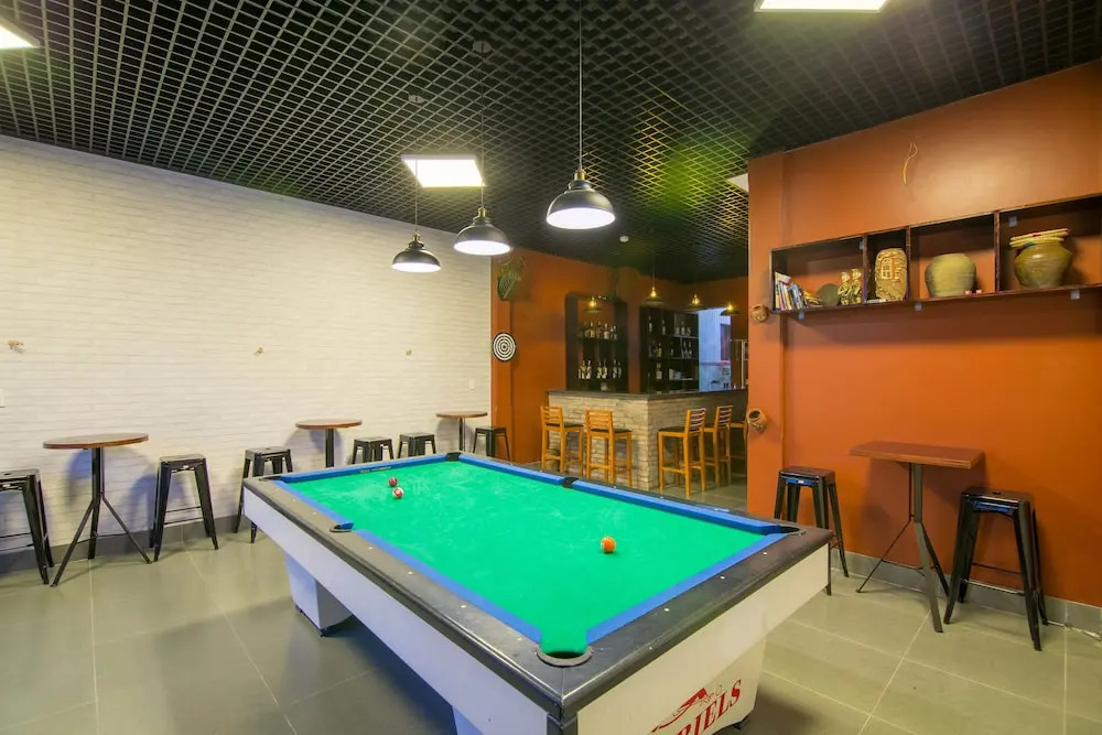 Au Lac Bar & Hostel
