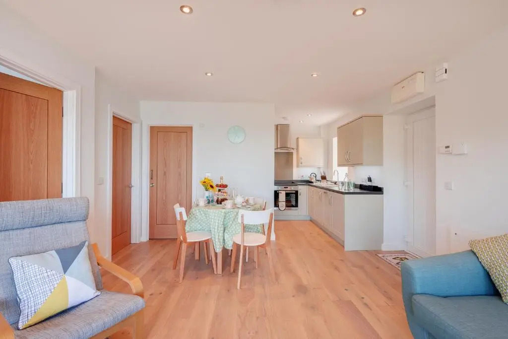 Avocet 2 Luxury Apartment with Pool and Parking