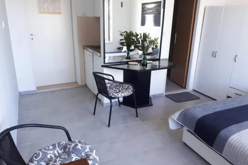 Palm tree studio, Podgora
