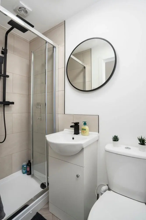 Modern 4 Bed House-free Parking