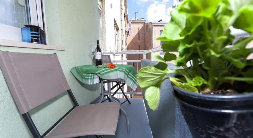 Apartment 5M
